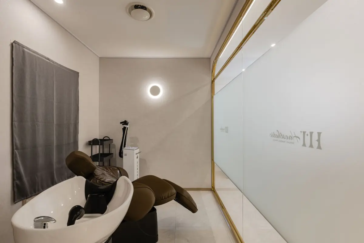 골드 포인트로 완성한 프리미엄 샴푸룸 인테리어